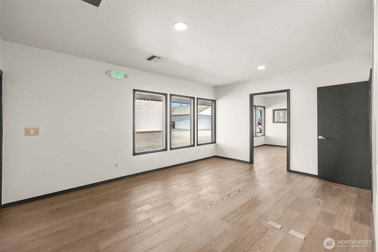 213 E 8th St - Photo 4 of 30
