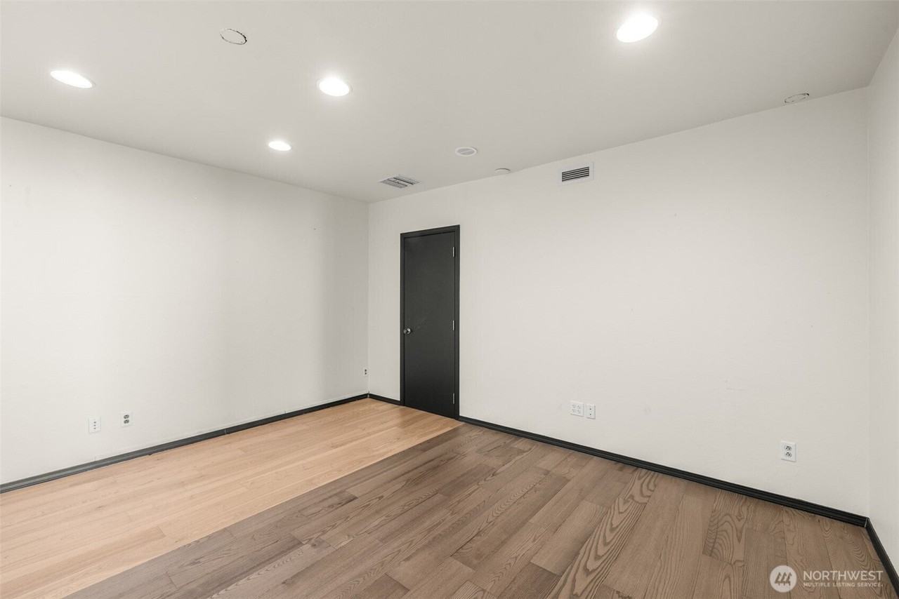 213 E 8th St - Photo 5 of 30