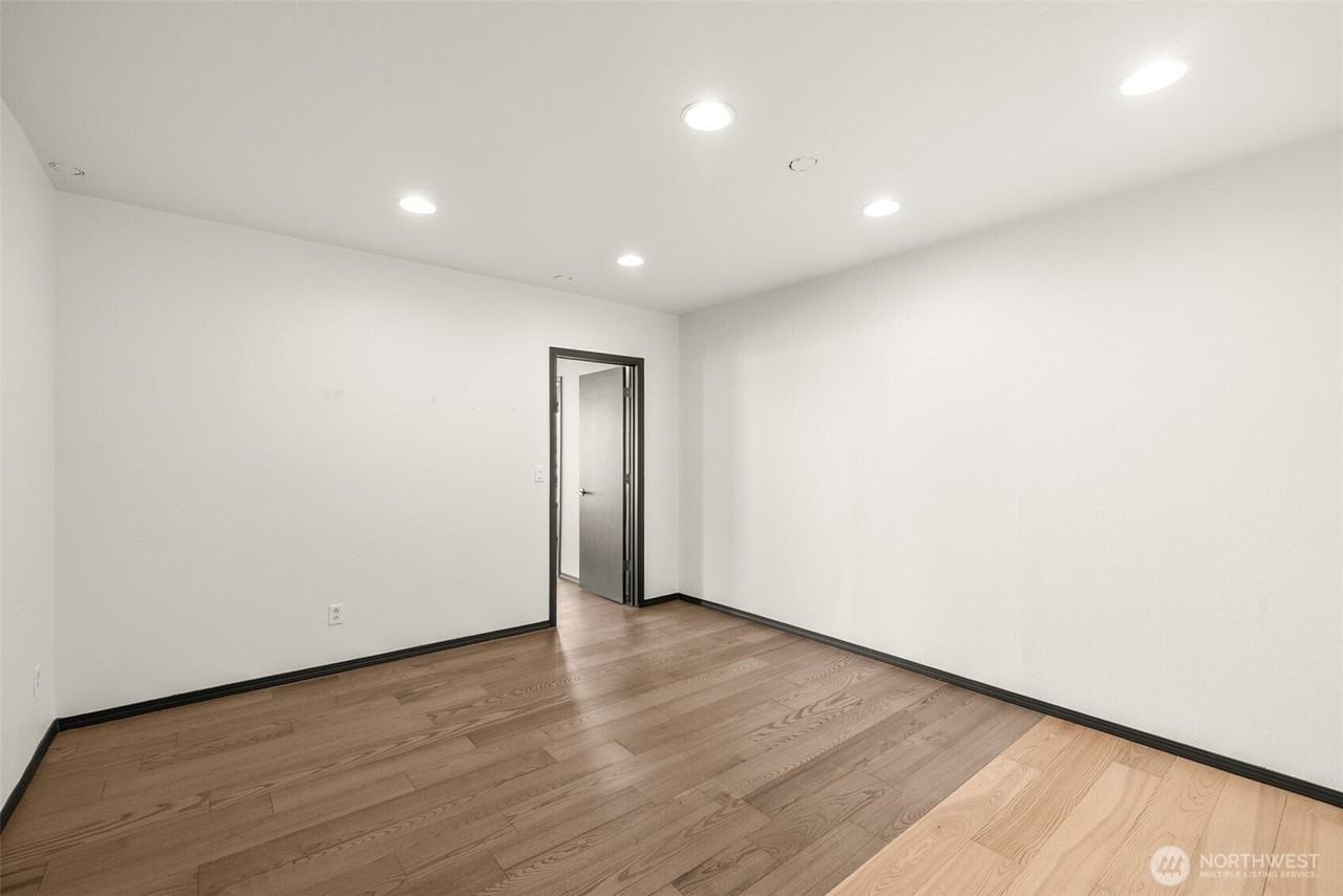 213 E 8th St - Photo 6 of 30