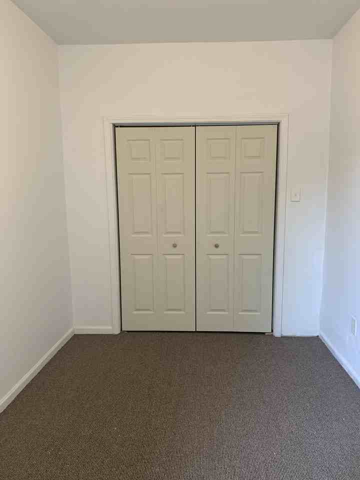 8559 S Escanaba Ave - Photo 3 of 6