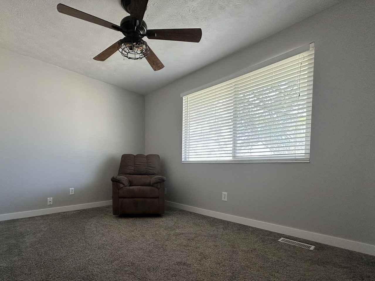 582 E Pali St - Photo 7 of 20