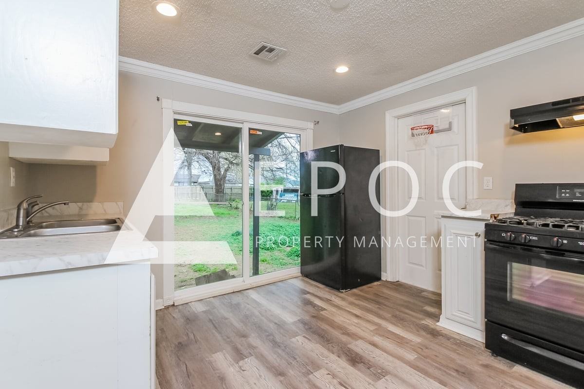 1252 N Braden Ave - Photo 3 of 15