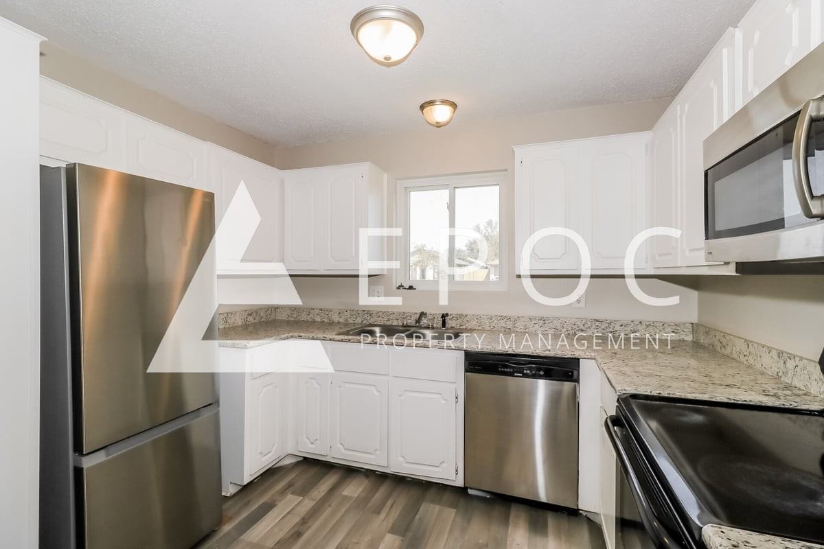 2208 Creekwood Dr - Photo 2 of 15