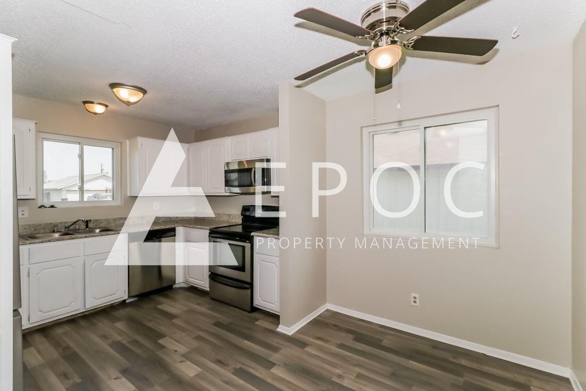 2208 Creekwood Dr - Photo 3 of 15