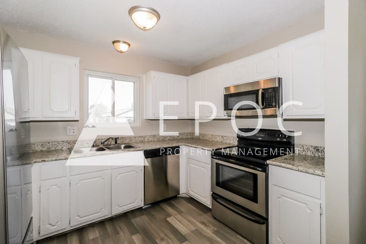 2208 Creekwood Dr - Photo 4 of 15
