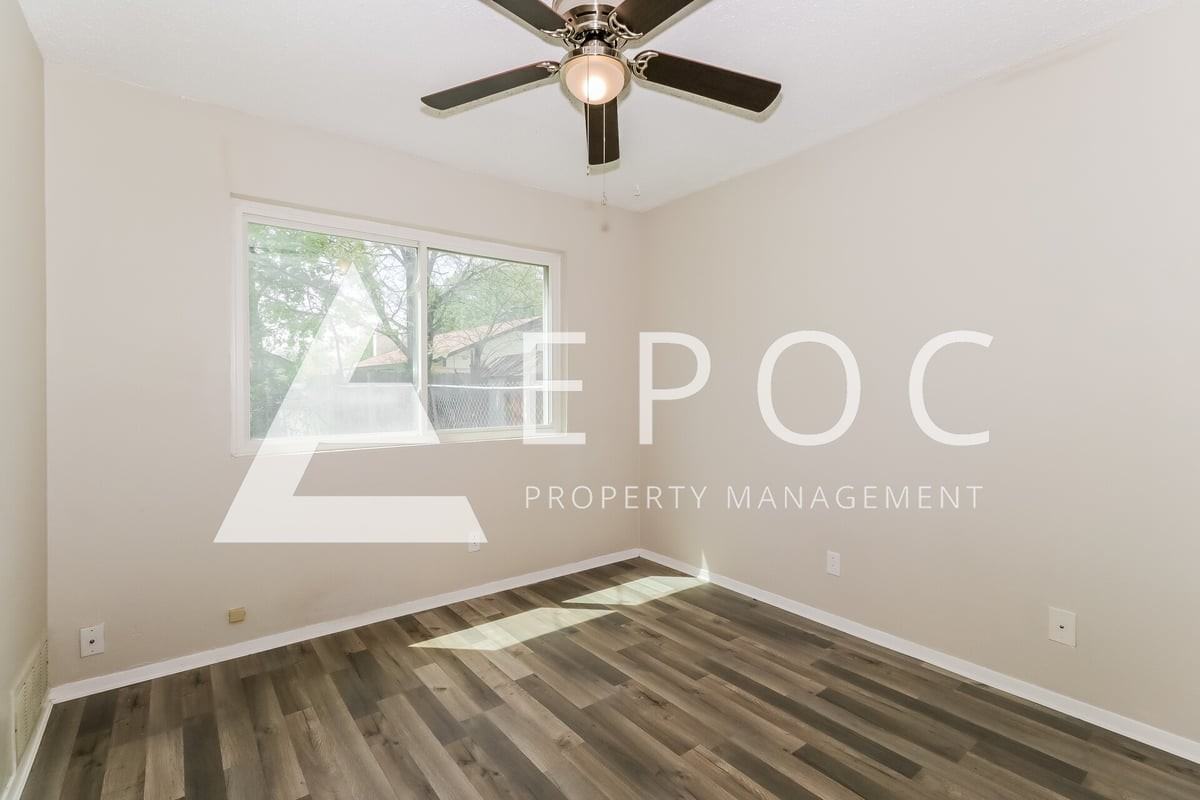 2208 Creekwood Dr - Photo 5 of 15