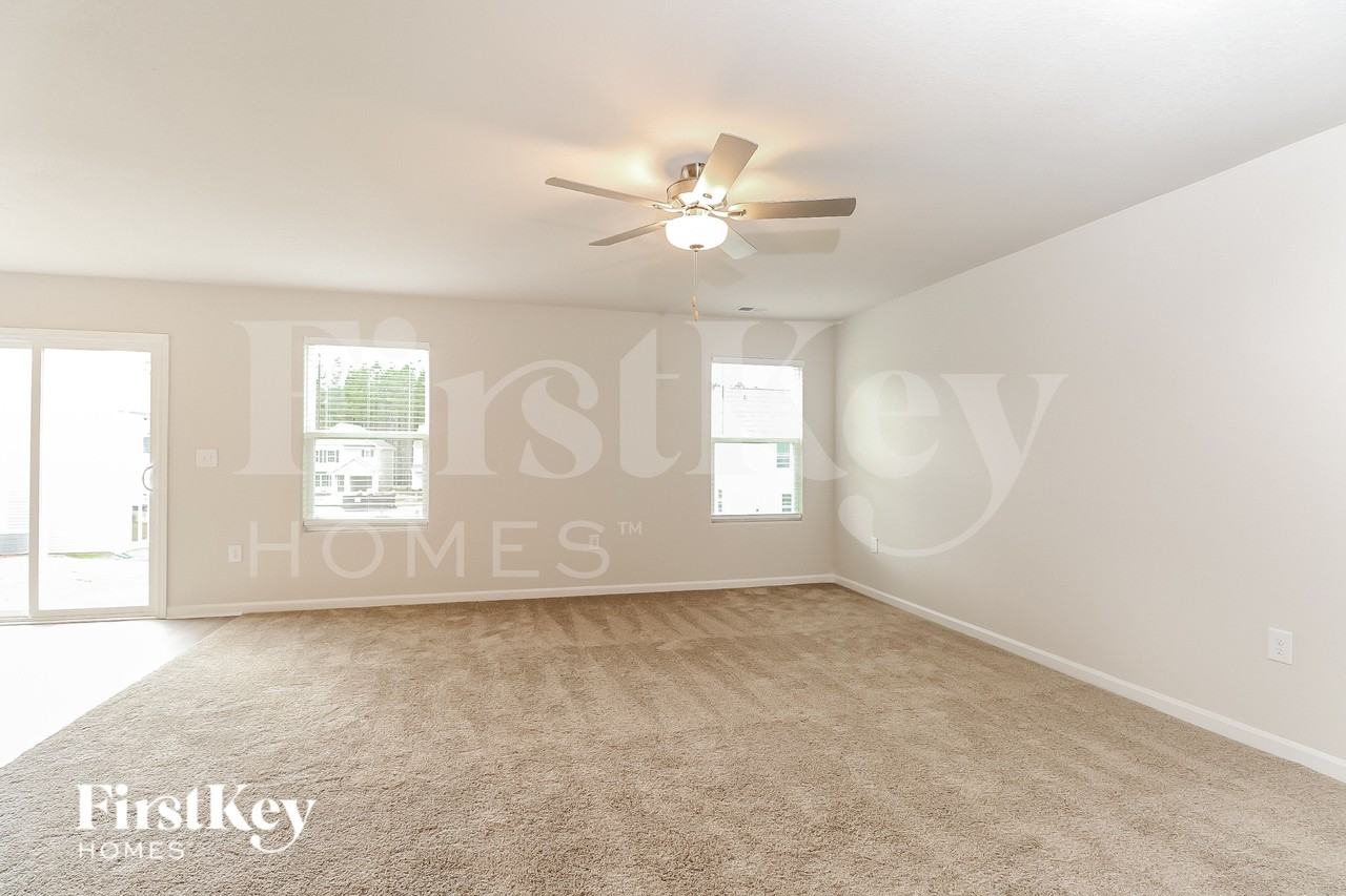 3040 Crescent Lake Ln - Photo 4 of 19
