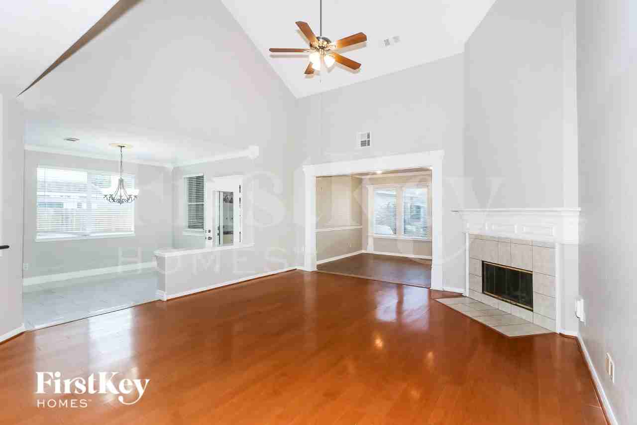 902 Rock Springs Dr - Photo 3 of 20