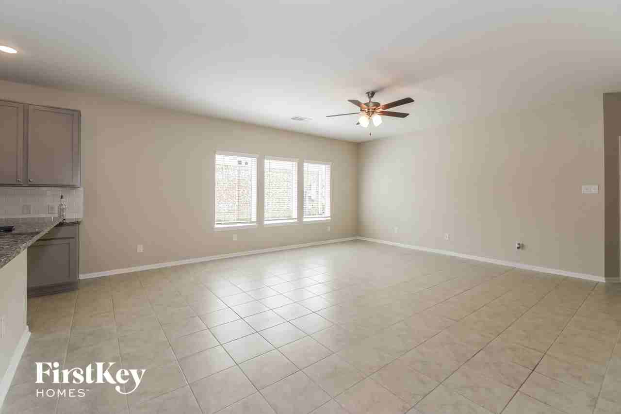 8020 Quartz Ln - Photo 3 of 15