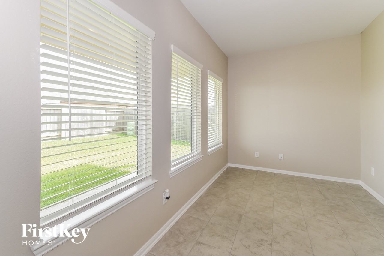 8020 Quartz Ln - Photo 4 of 15