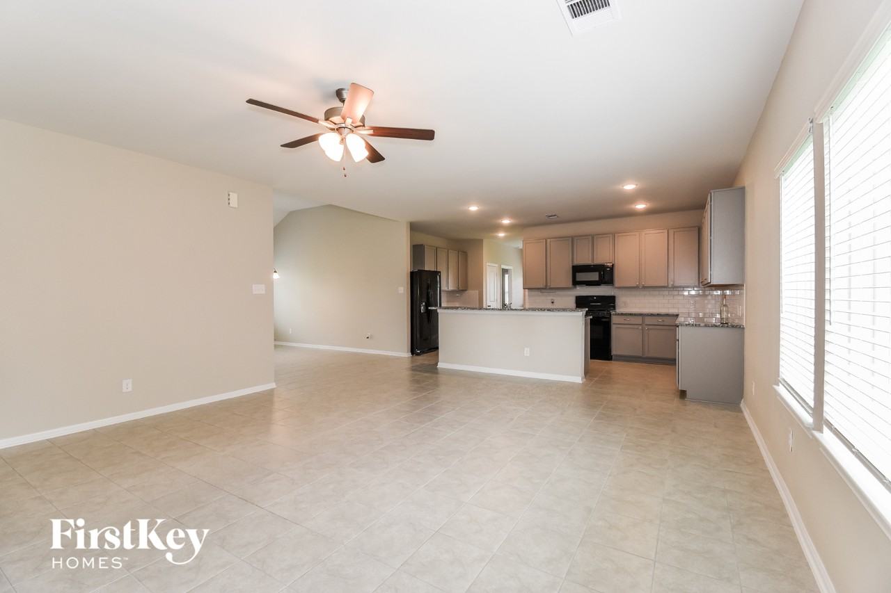 8020 Quartz Ln - Photo 5 of 15