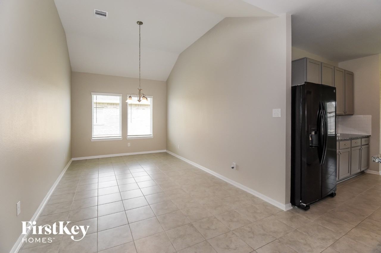 8020 Quartz Ln - Photo 6 of 15