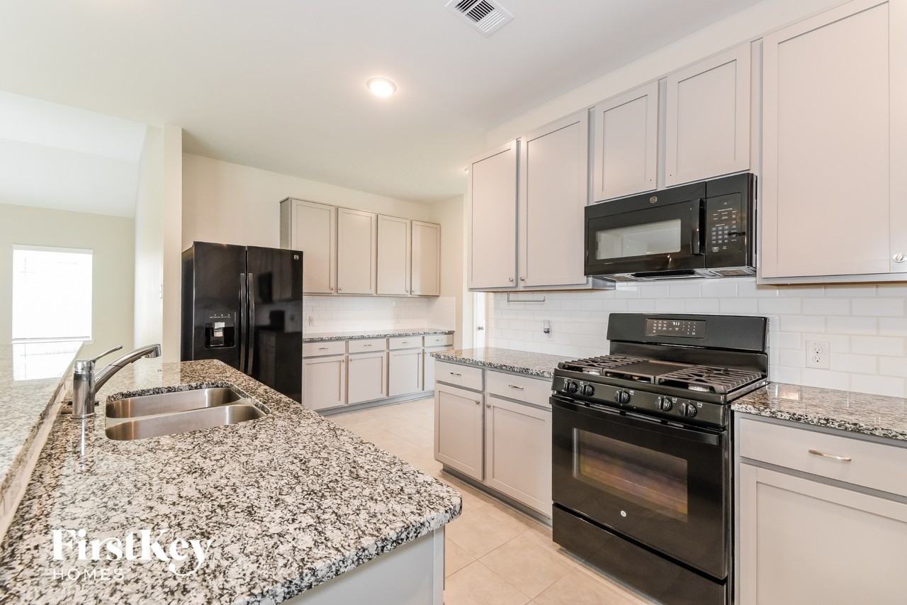 8020 Quartz Ln - Photo 7 of 15