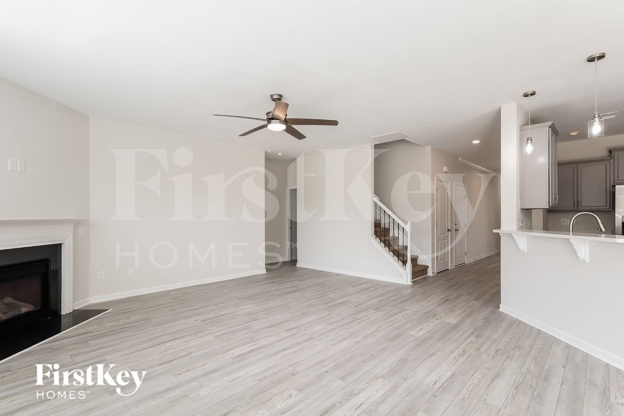 2641 Kinmere Dr - Photo 3 of 15
