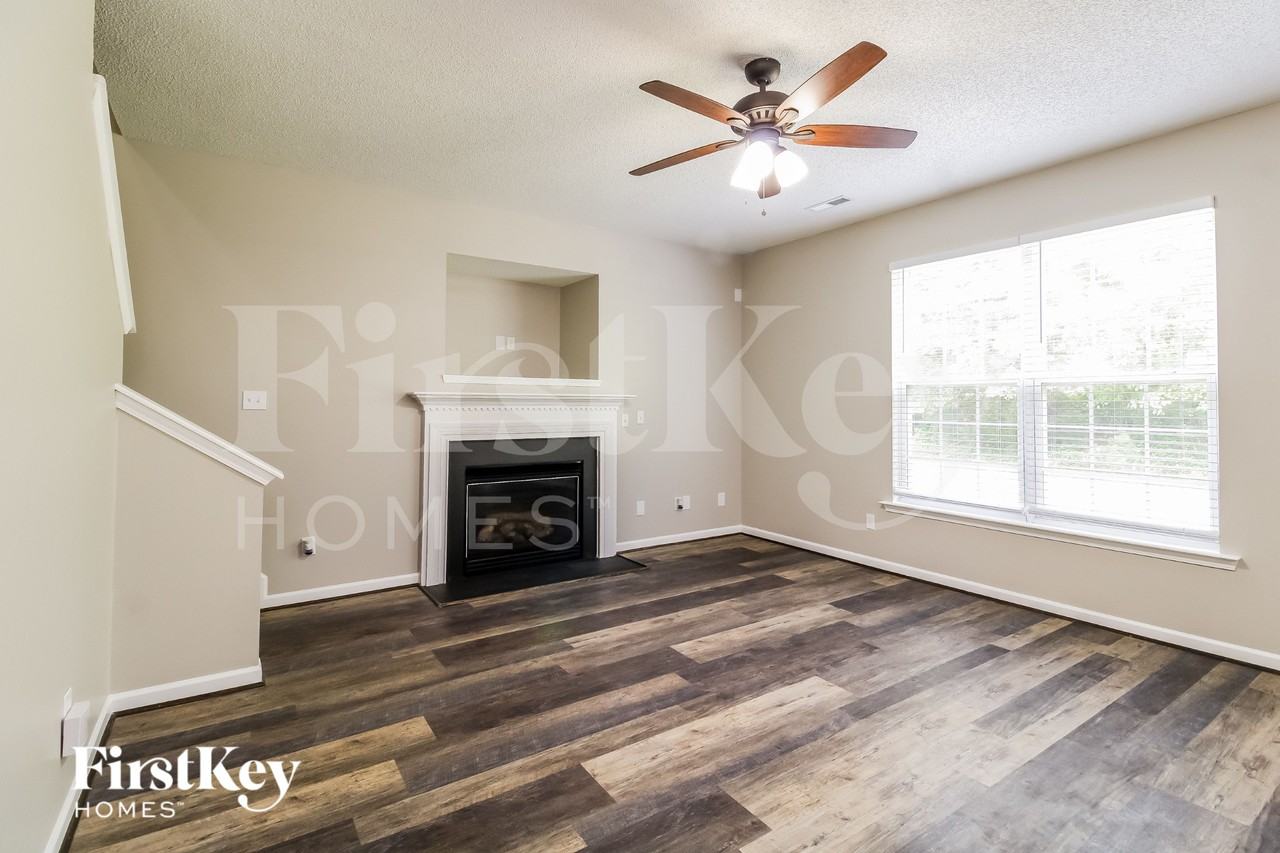 6063 Parkside Cir - Photo 2 of 15