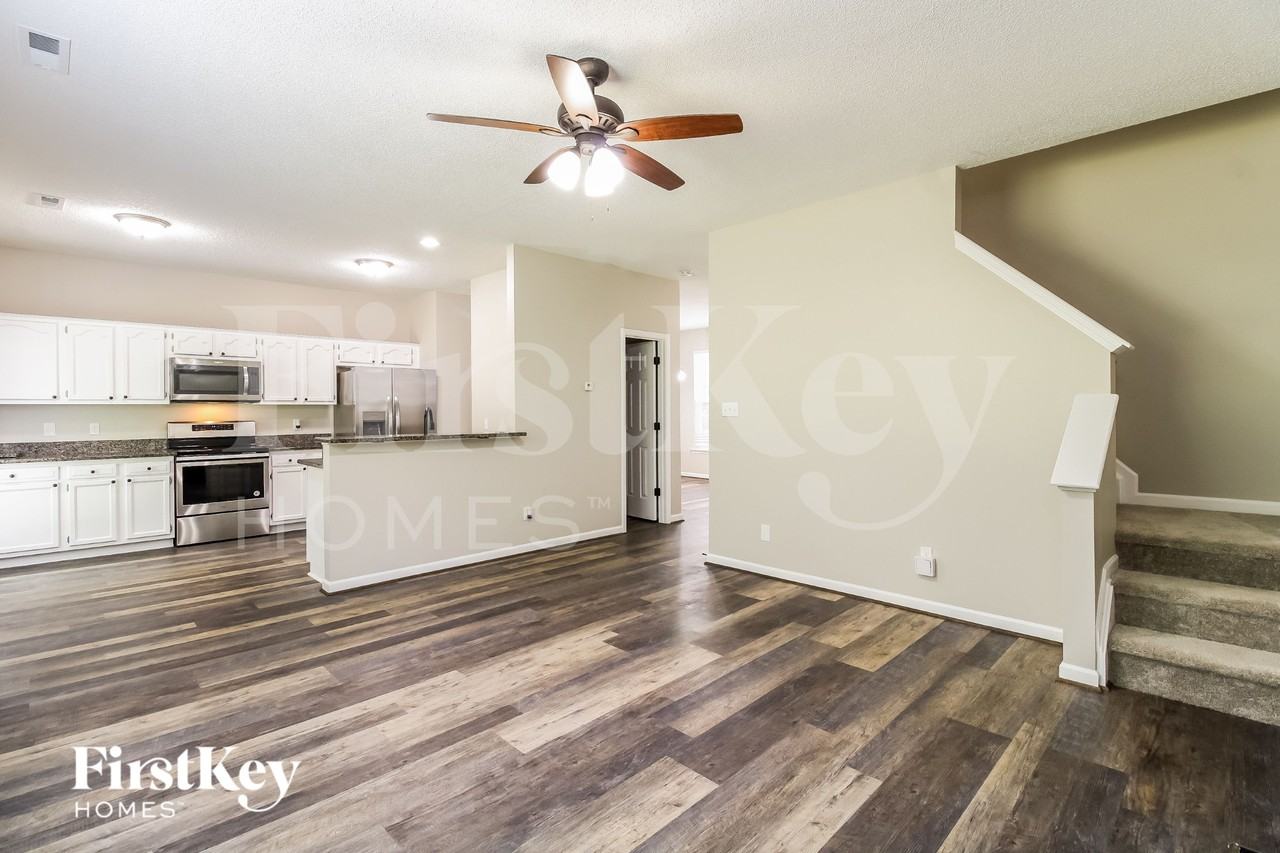 6063 Parkside Cir - Photo 3 of 15