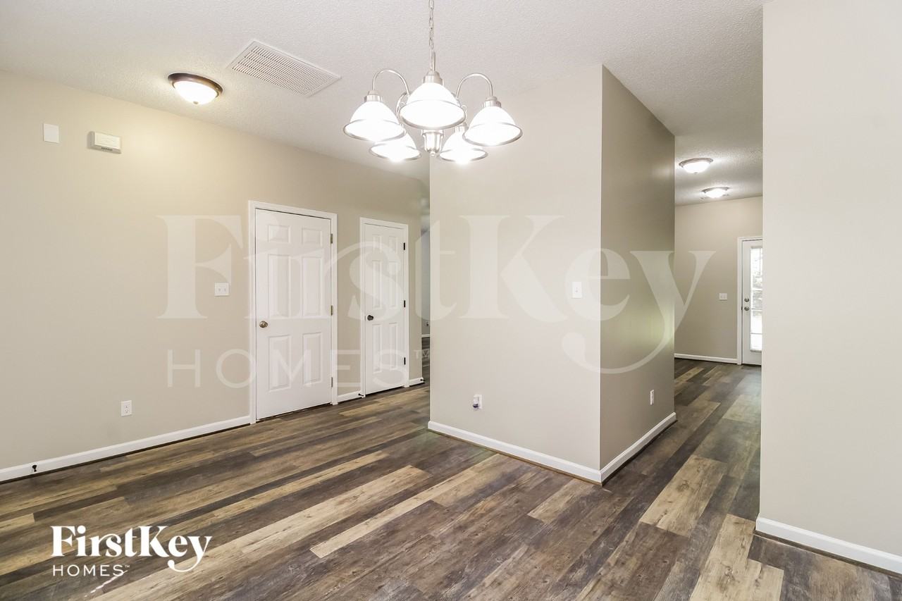 6063 Parkside Cir - Photo 4 of 15