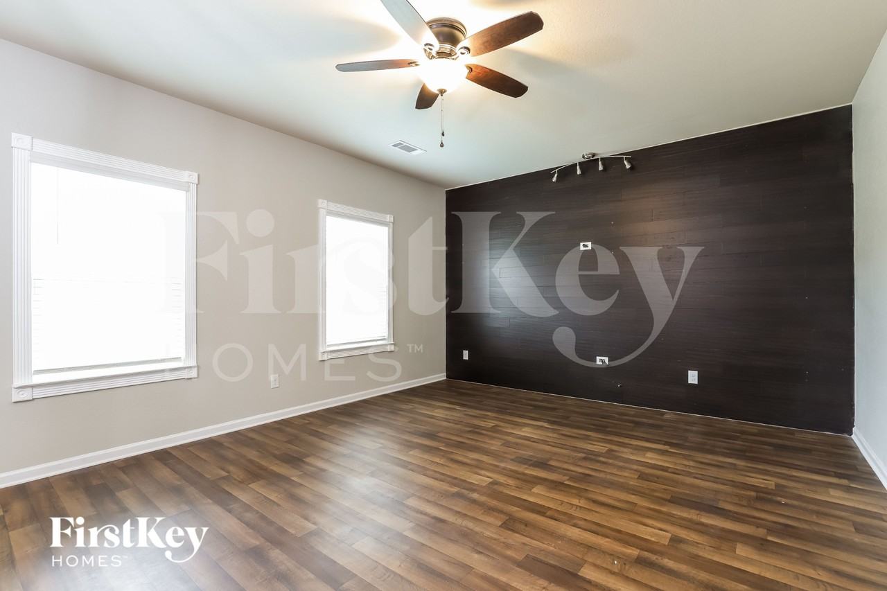 1006 Independence Ave - Photo 3 of 15