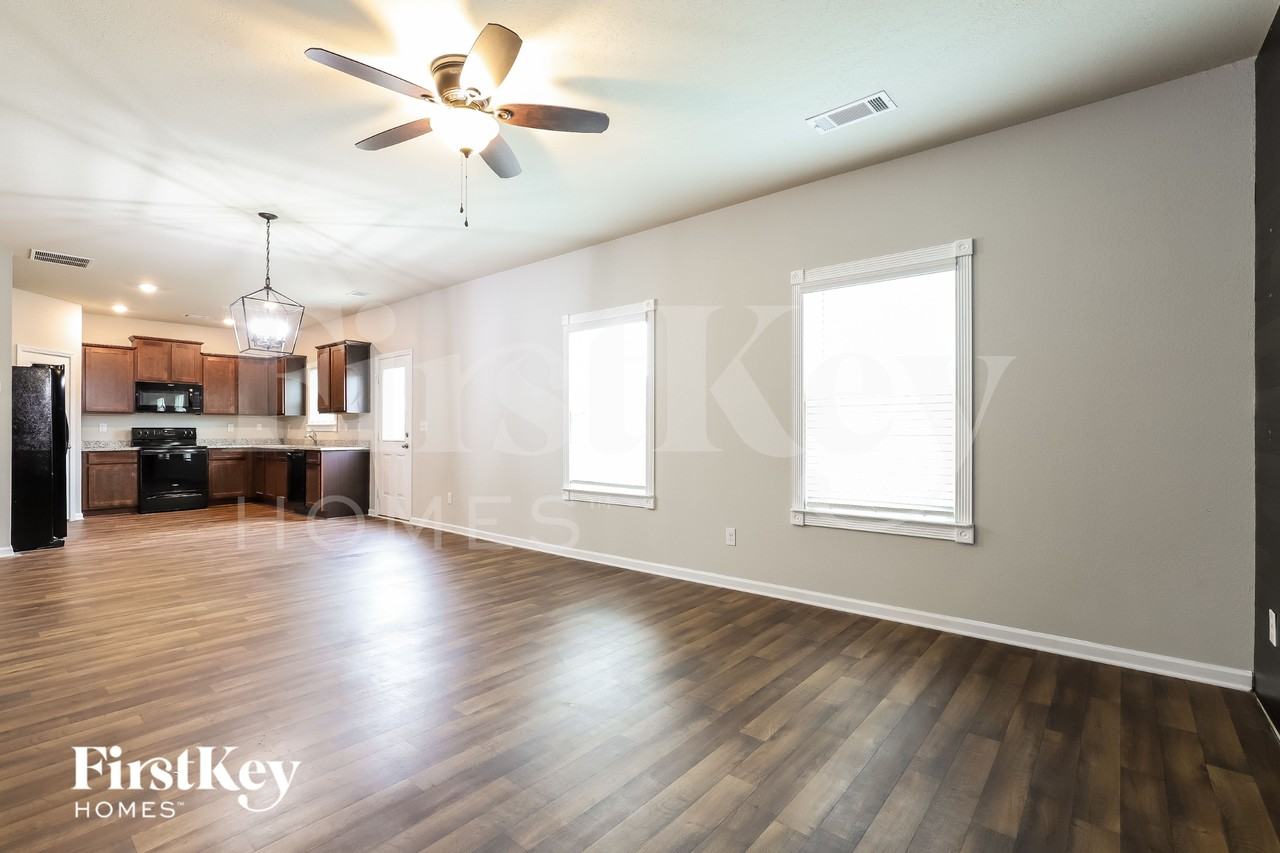 1006 Independence Ave - Photo 4 of 15