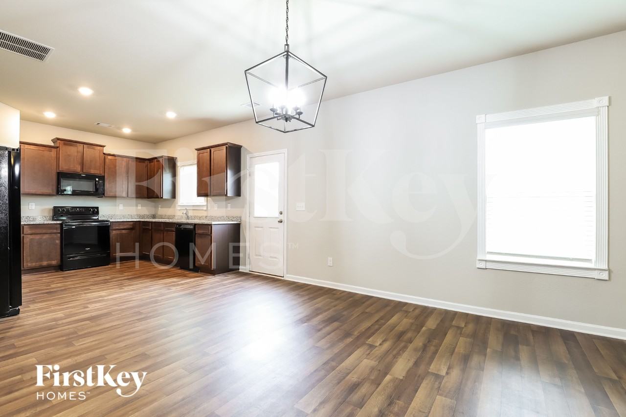 1006 Independence Ave - Photo 5 of 15