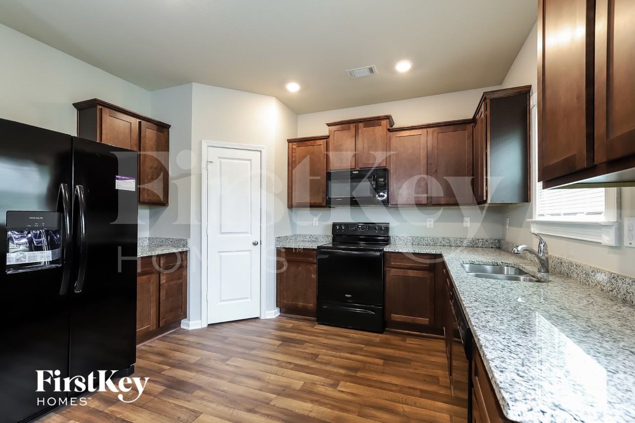1006 Independence Ave - Photo 6 of 15