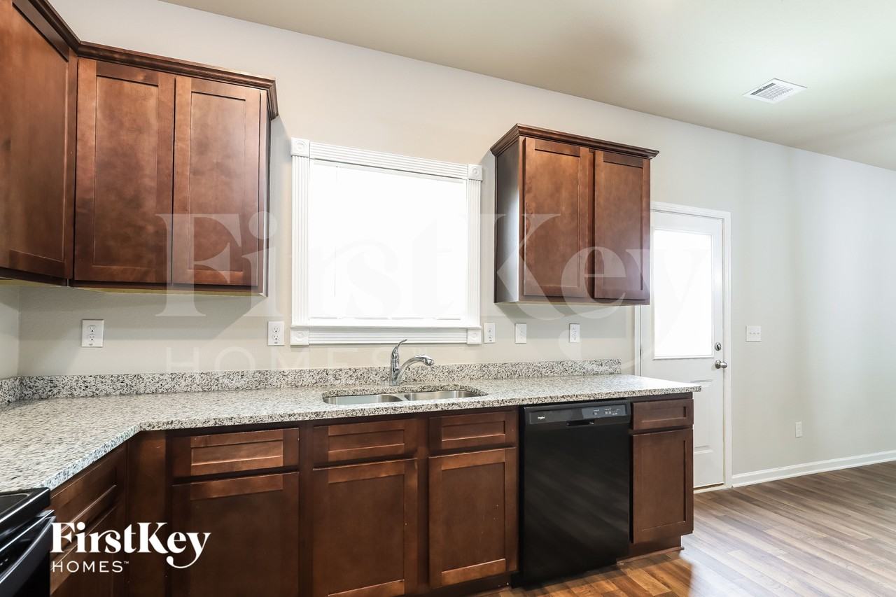1006 Independence Ave - Photo 7 of 15