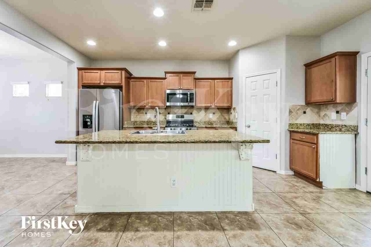 11028 E Silver Springs Ave - Photo 6 of 19