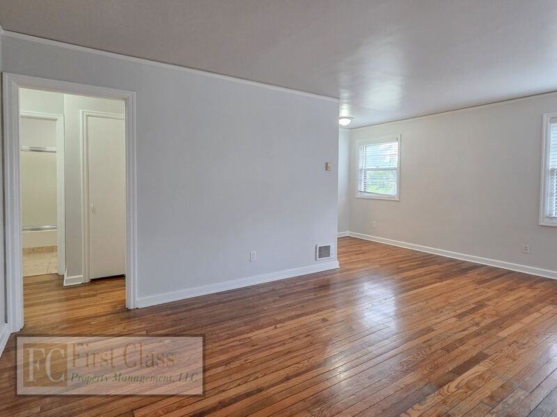5735 N Montana Ave - Photo 6 of 33