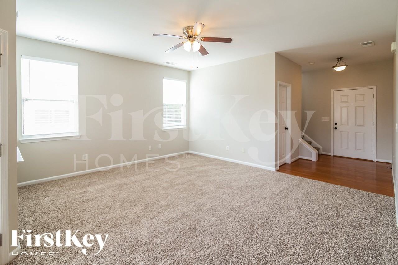 113 Hyrne Dr - Photo 3 of 15