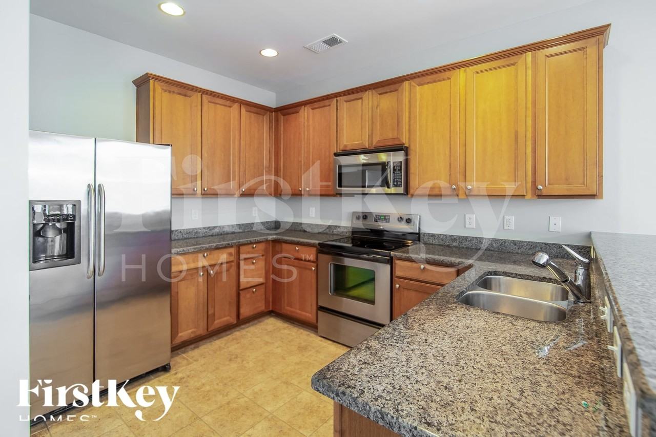 113 Hyrne Dr - Photo 6 of 15