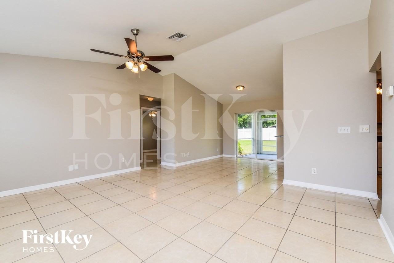2918 Se 8th Pl - Photo 2 of 15