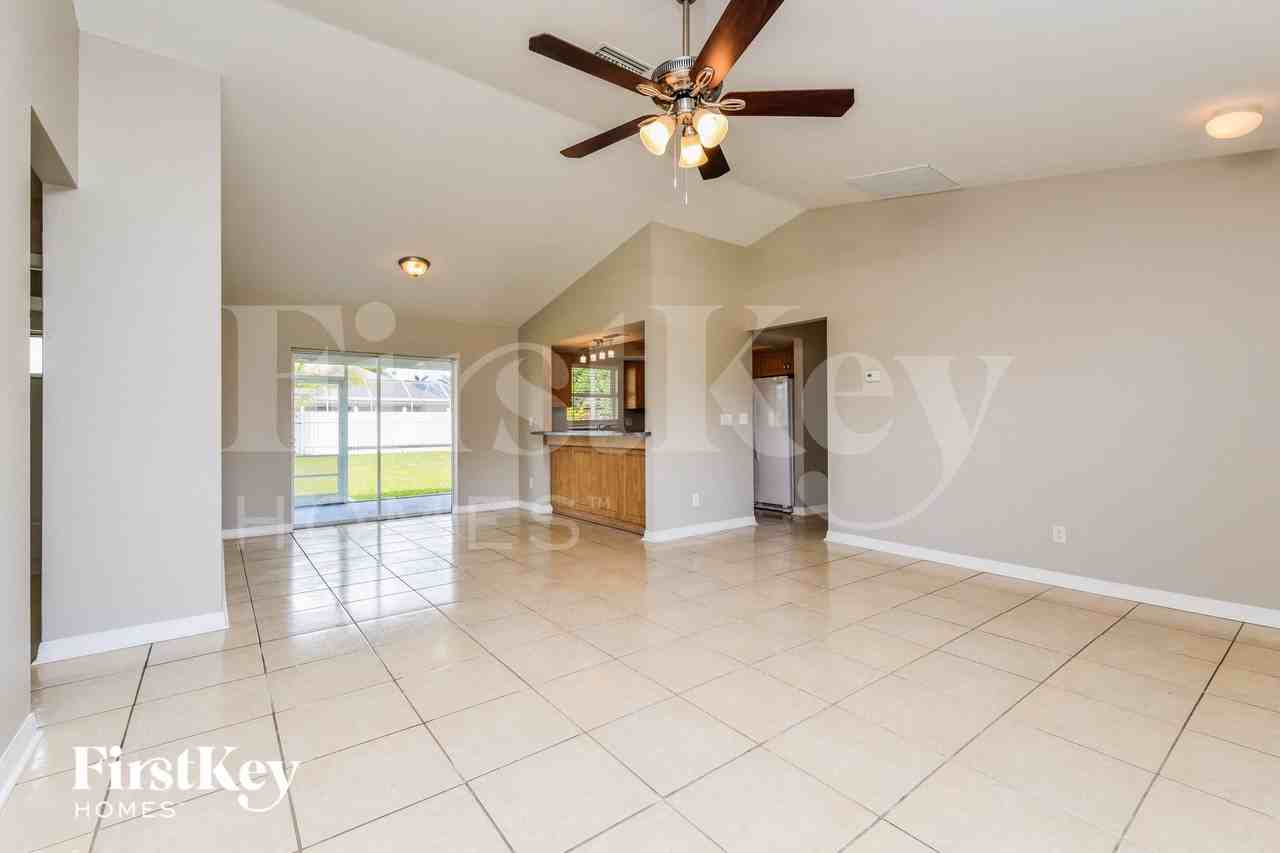2918 Se 8th Pl - Photo 3 of 15