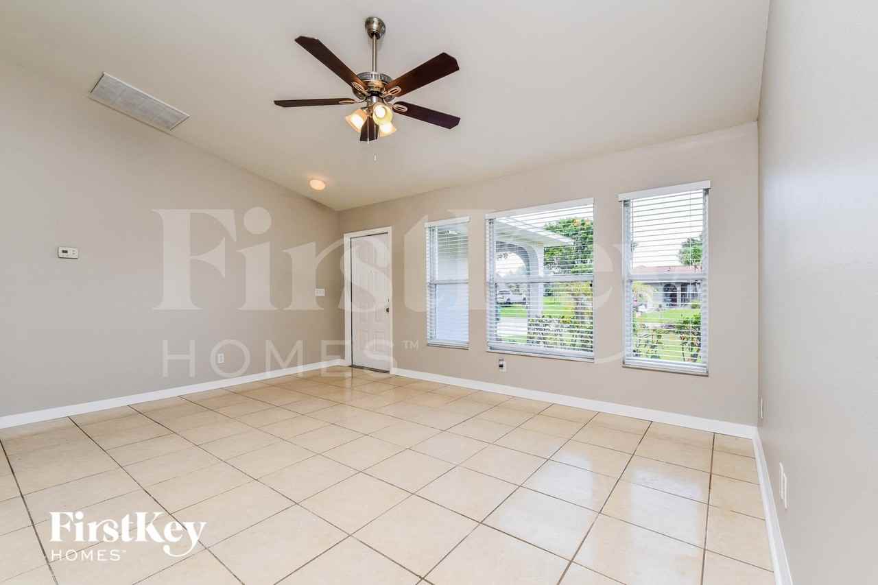 2918 Se 8th Pl - Photo 4 of 15