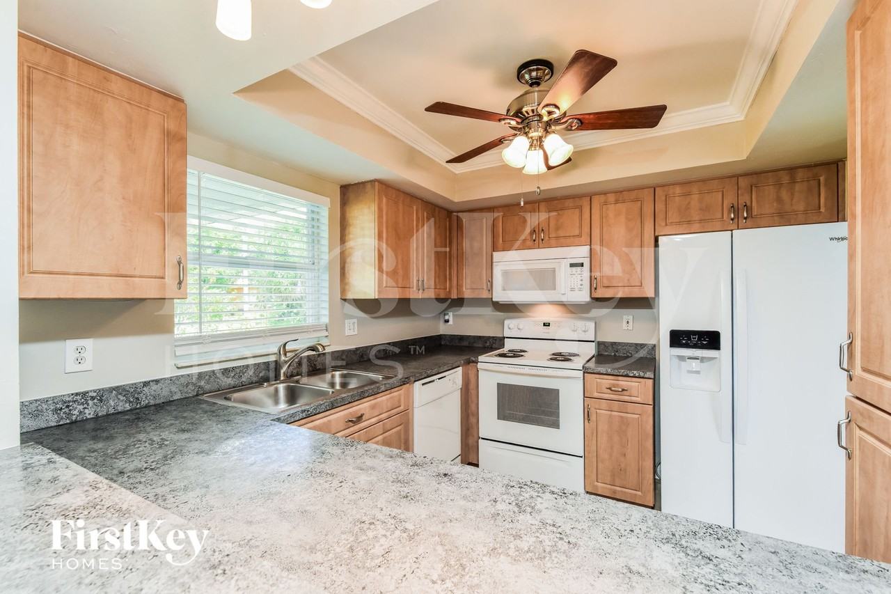 2918 Se 8th Pl - Photo 6 of 15