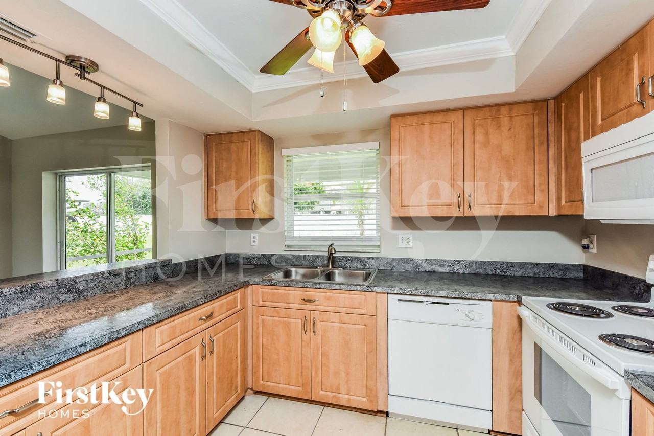 2918 Se 8th Pl - Photo 7 of 15