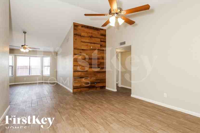 4237 W Grovers Ave - Photo 3 of 15