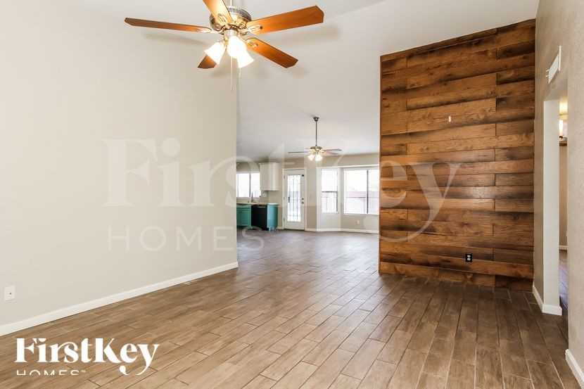 4237 W Grovers Ave - Photo 4 of 15