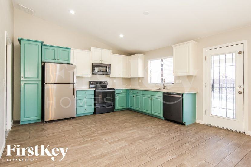 4237 W Grovers Ave - Photo 5 of 15