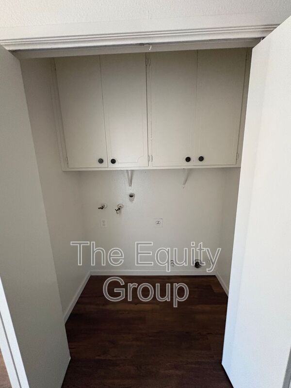 310 1/2 N Park St - Photo 4 of 14