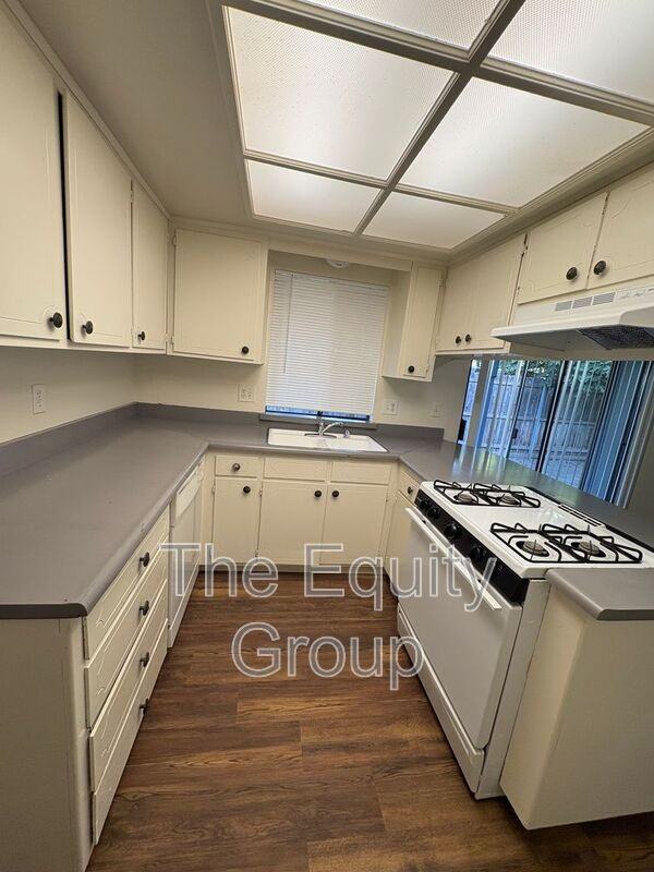 310 1/2 N Park St - Photo 6 of 14