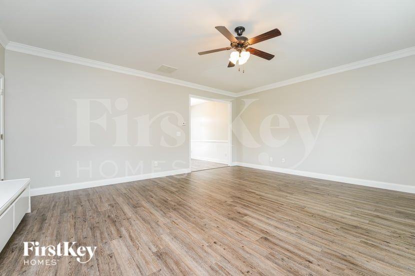 1035 Sutherland Dr - Photo 2 of 16