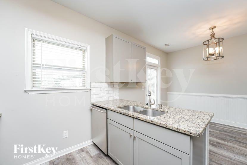 1035 Sutherland Dr - Photo 5 of 16