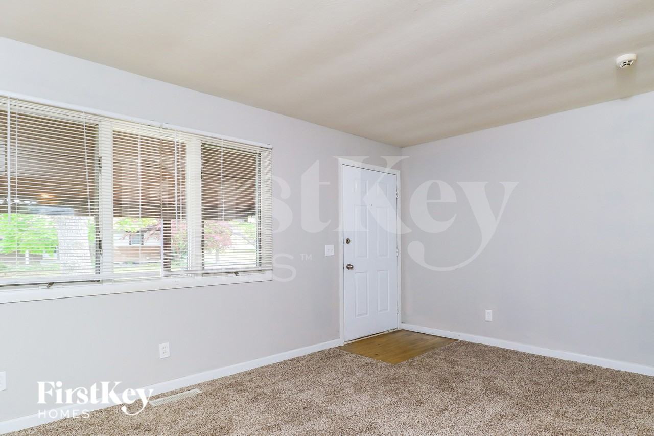 930 5th Plz - Photo 2 of 16