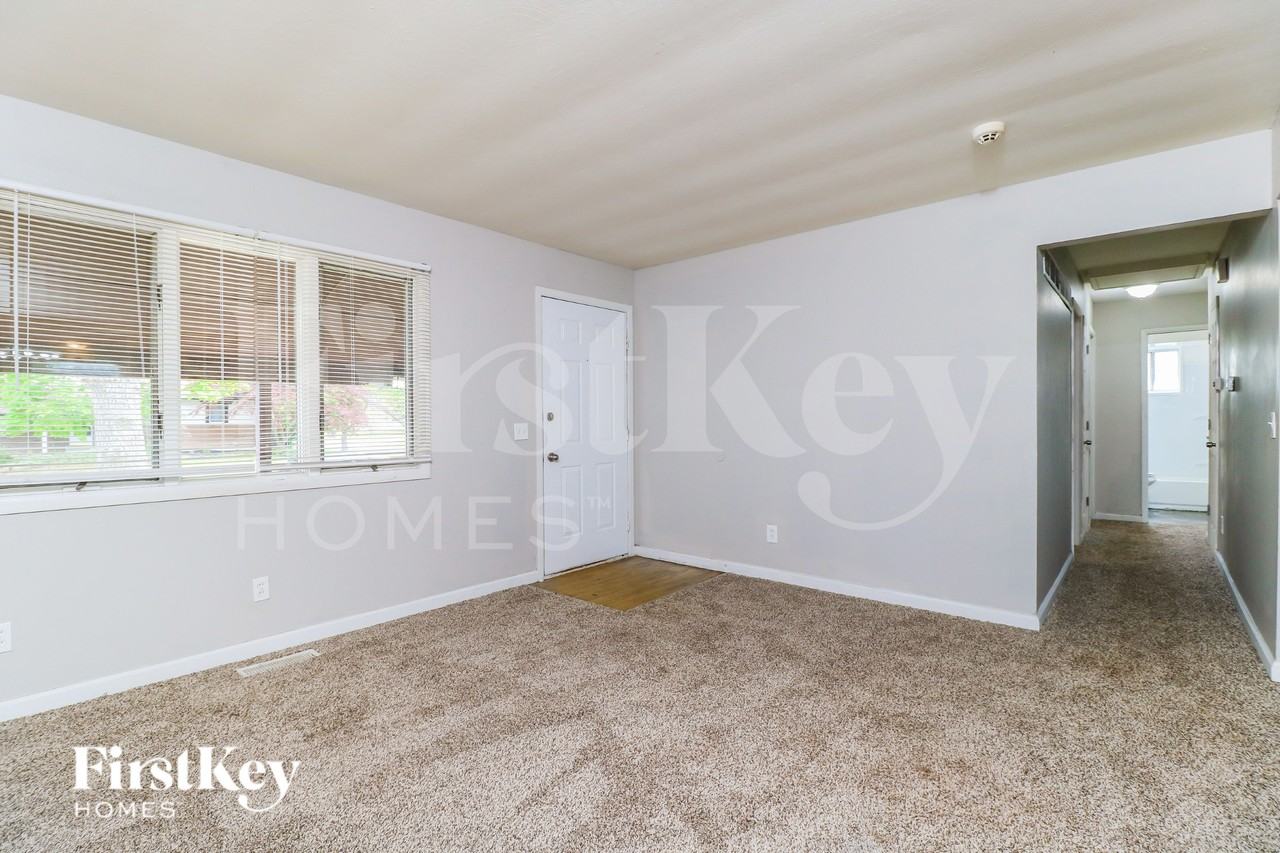 930 5th Plz - Photo 3 of 16