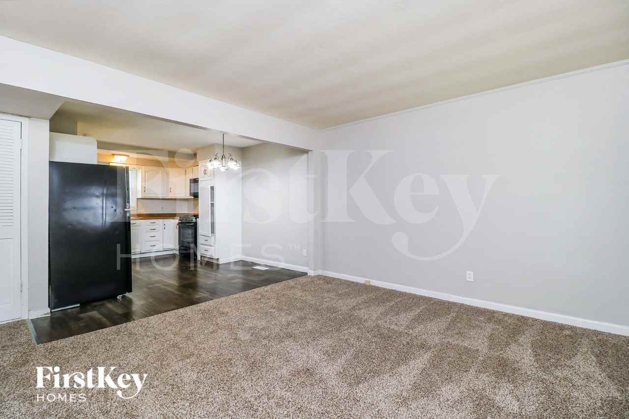 930 5th Plz - Photo 4 of 16