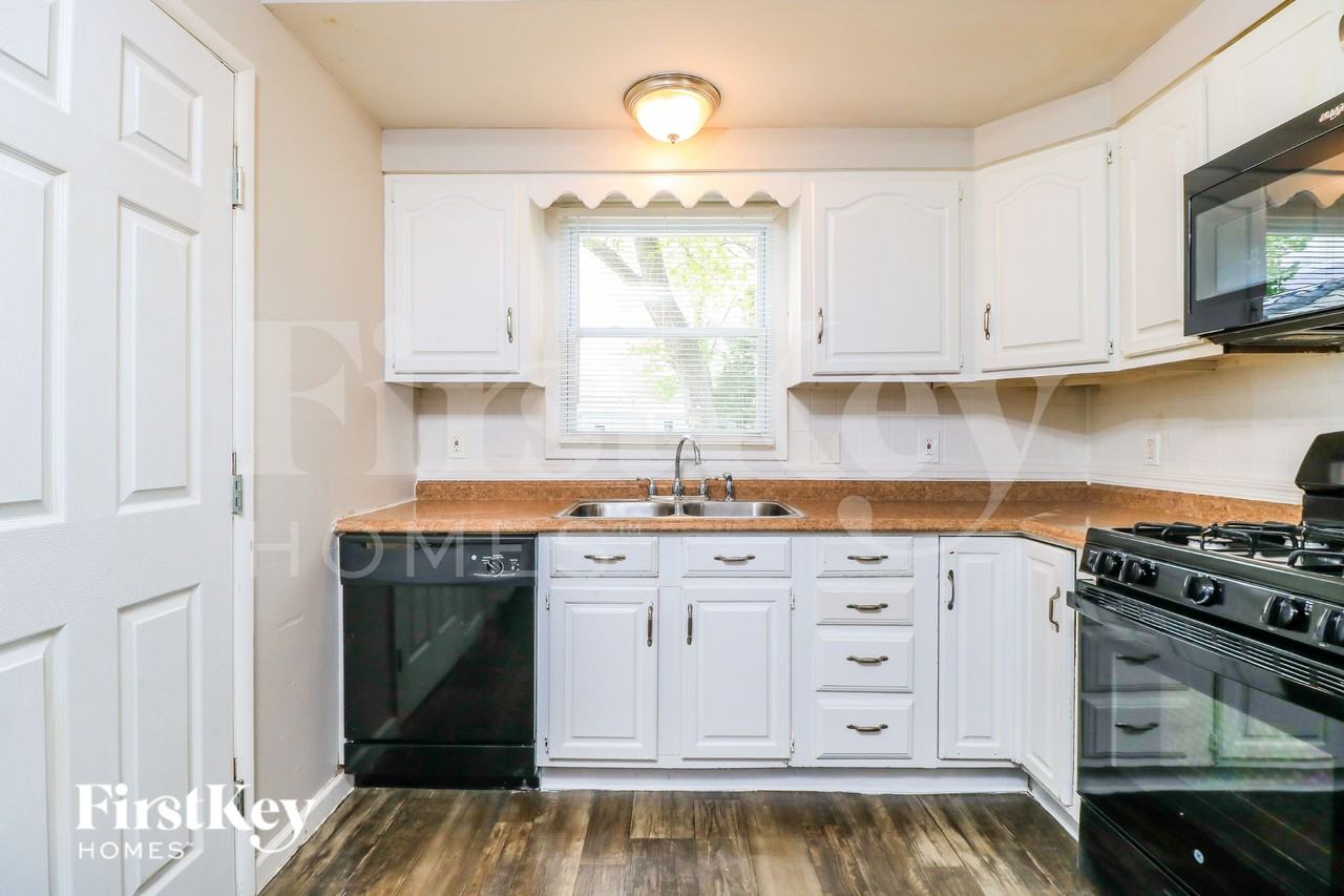930 5th Plz - Photo 6 of 16