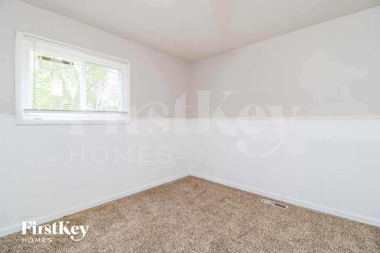 930 5th Plz - Photo 7 of 16