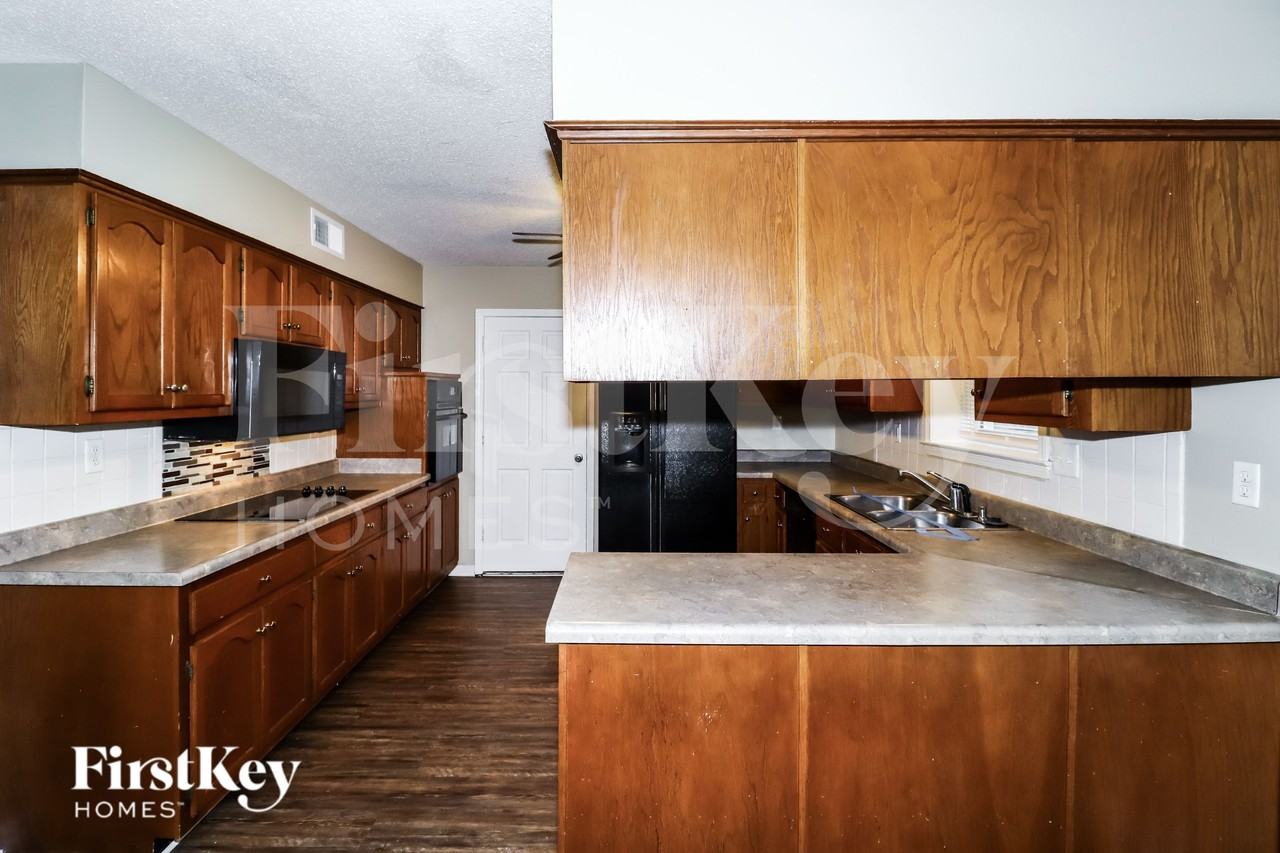 8117 S Regis Pl - Photo 7 of 15