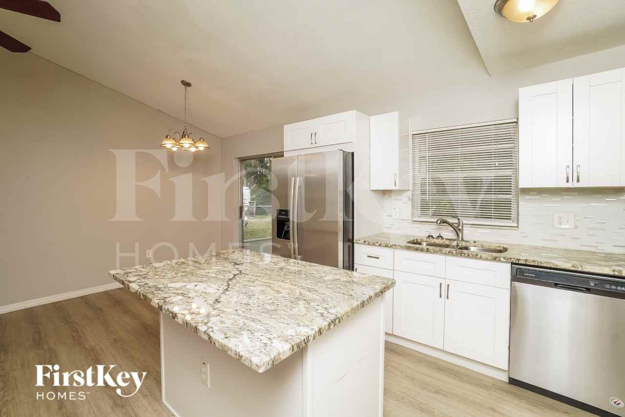 6841 Willits Ave - Photo 4 of 15