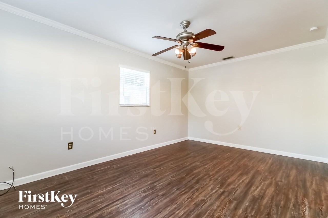 6807 S Cortez St - Photo 4 of 15